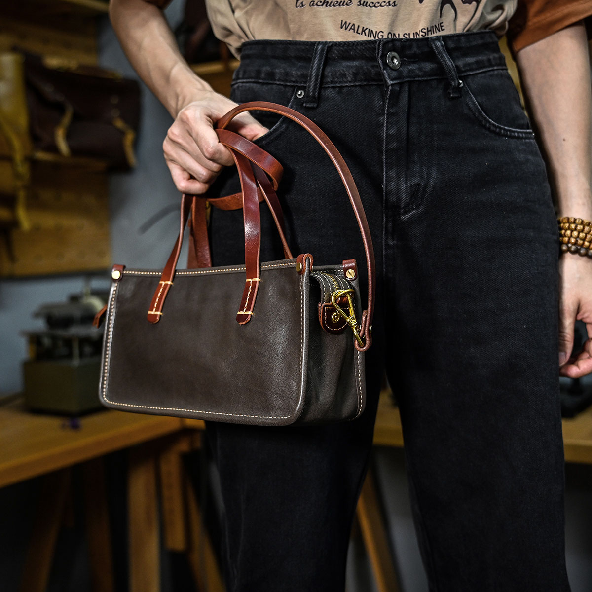 香港狄記皮具 狄記 原創真皮手工 ins郵差包 ins風格包包 頭層牛皮包包 皮革 原創手工真皮 皮件 DEEPKEE 復古包款 小眾軟皮手工包 真皮小方包 0727 號