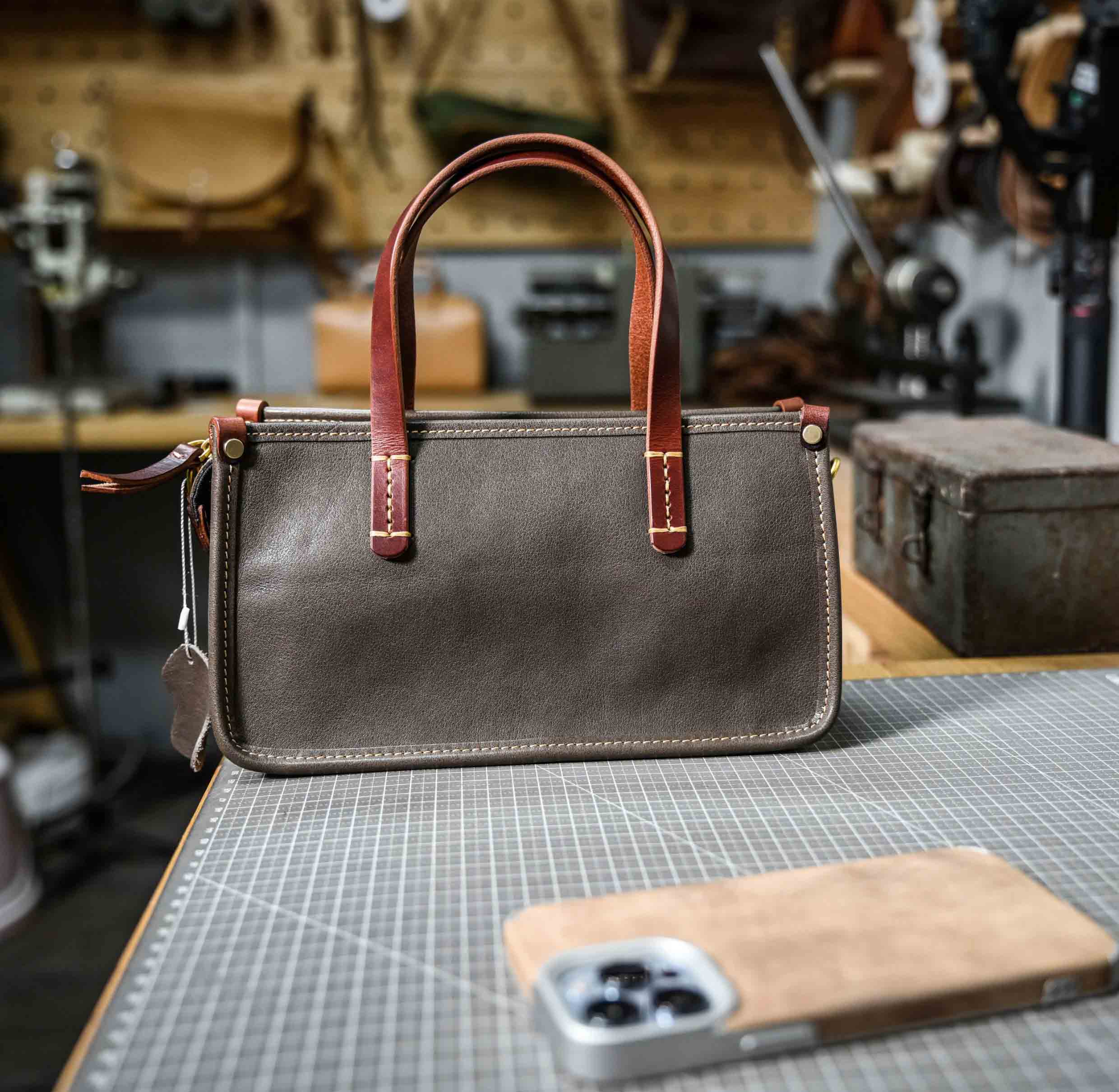 香港狄記皮具 狄記 原創真皮手工 ins郵差包 ins風格包包 頭層牛皮包包 皮革 原創手工真皮 皮件 DEEPKEE 復古包款 小眾軟皮手工包 真皮小方包 0727 號