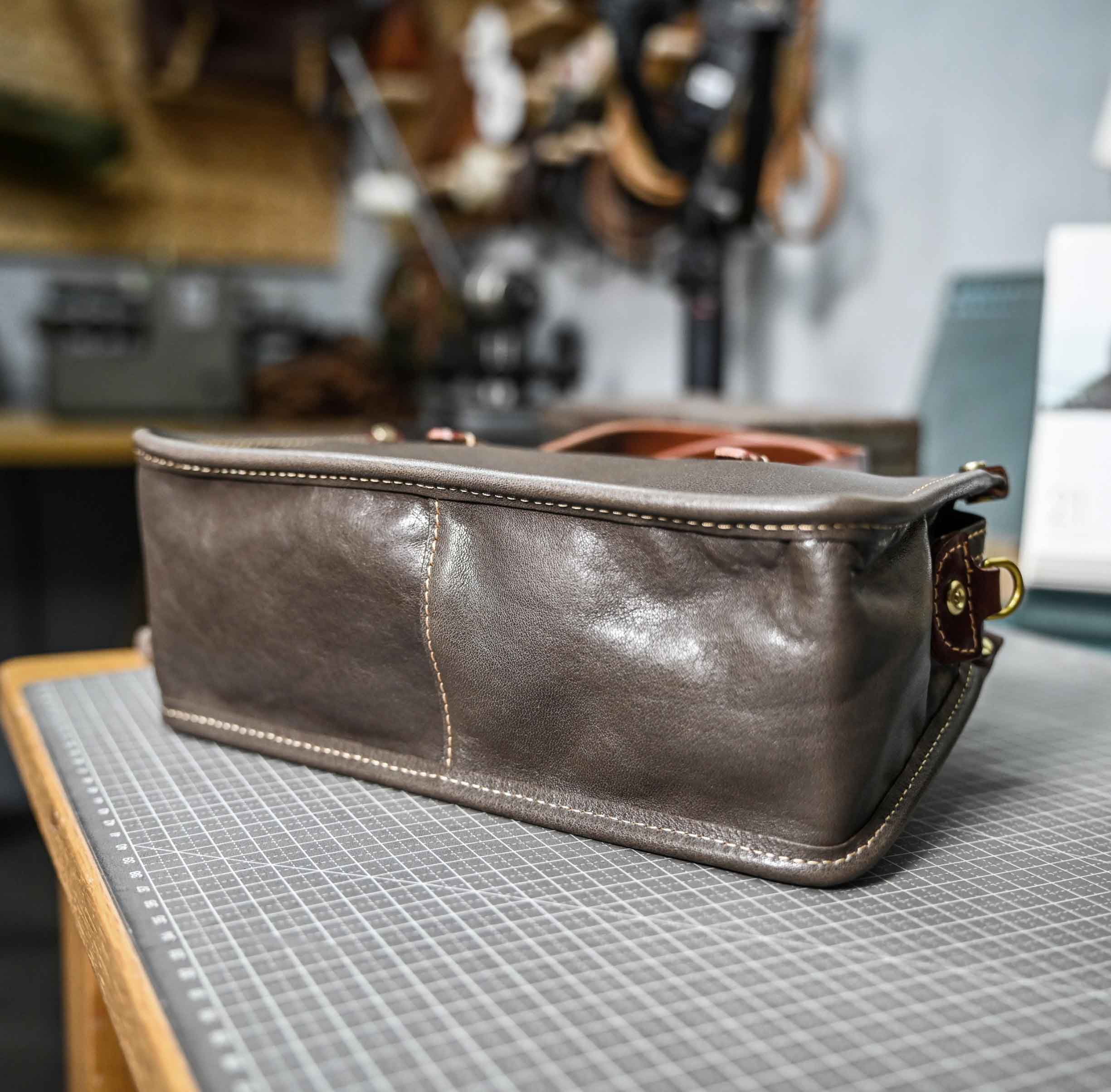 香港狄記皮具 狄記 原創真皮手工 ins郵差包 ins風格包包 頭層牛皮包包 皮革 原創手工真皮 皮件 DEEPKEE 復古包款 小眾軟皮手工包 真皮小方包 0727 號