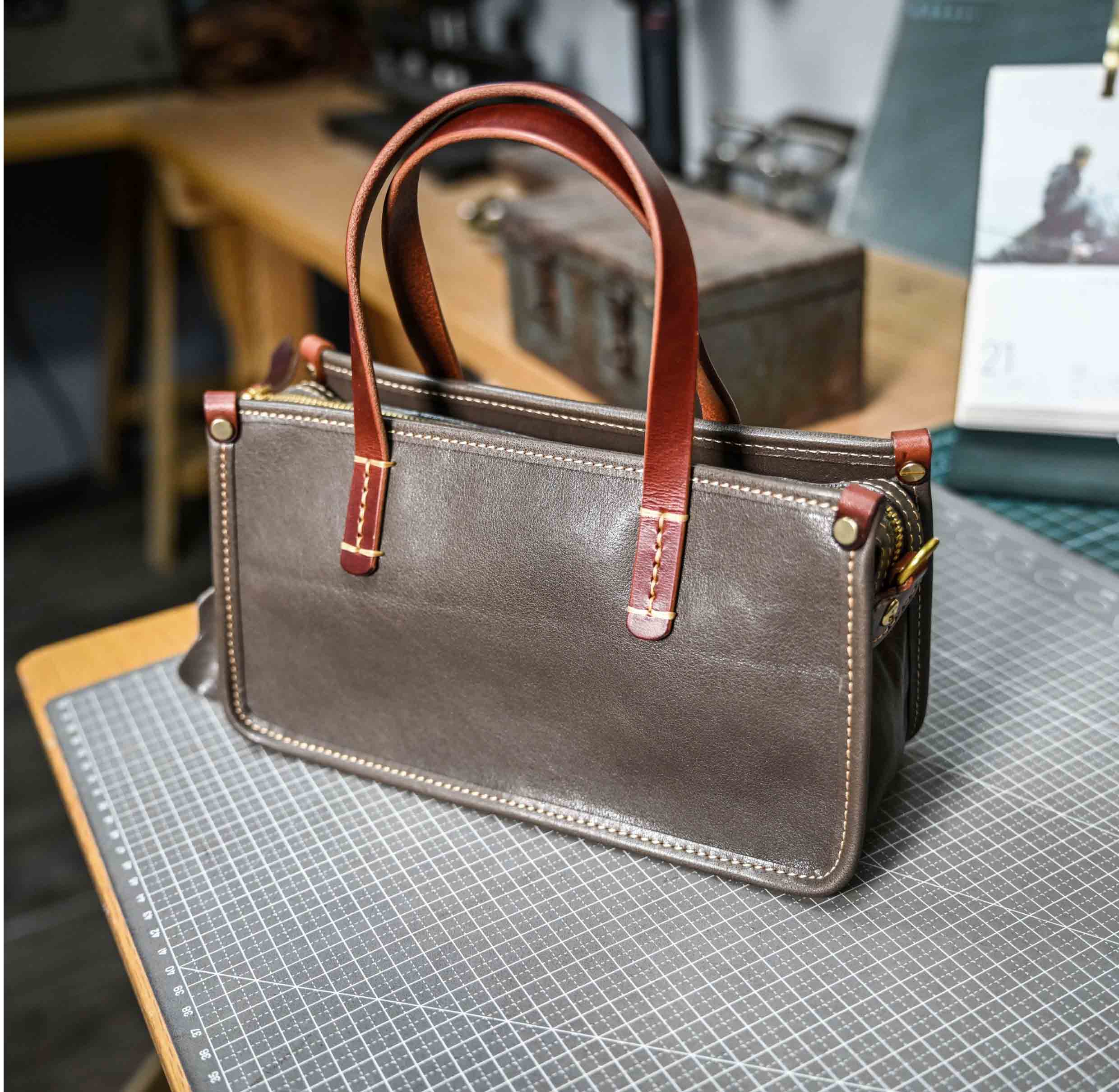 香港狄記皮具 狄記 原創真皮手工 ins郵差包 ins風格包包 頭層牛皮包包 皮革 原創手工真皮 皮件 DEEPKEE 復古包款 小眾軟皮手工包 真皮小方包 0727 號