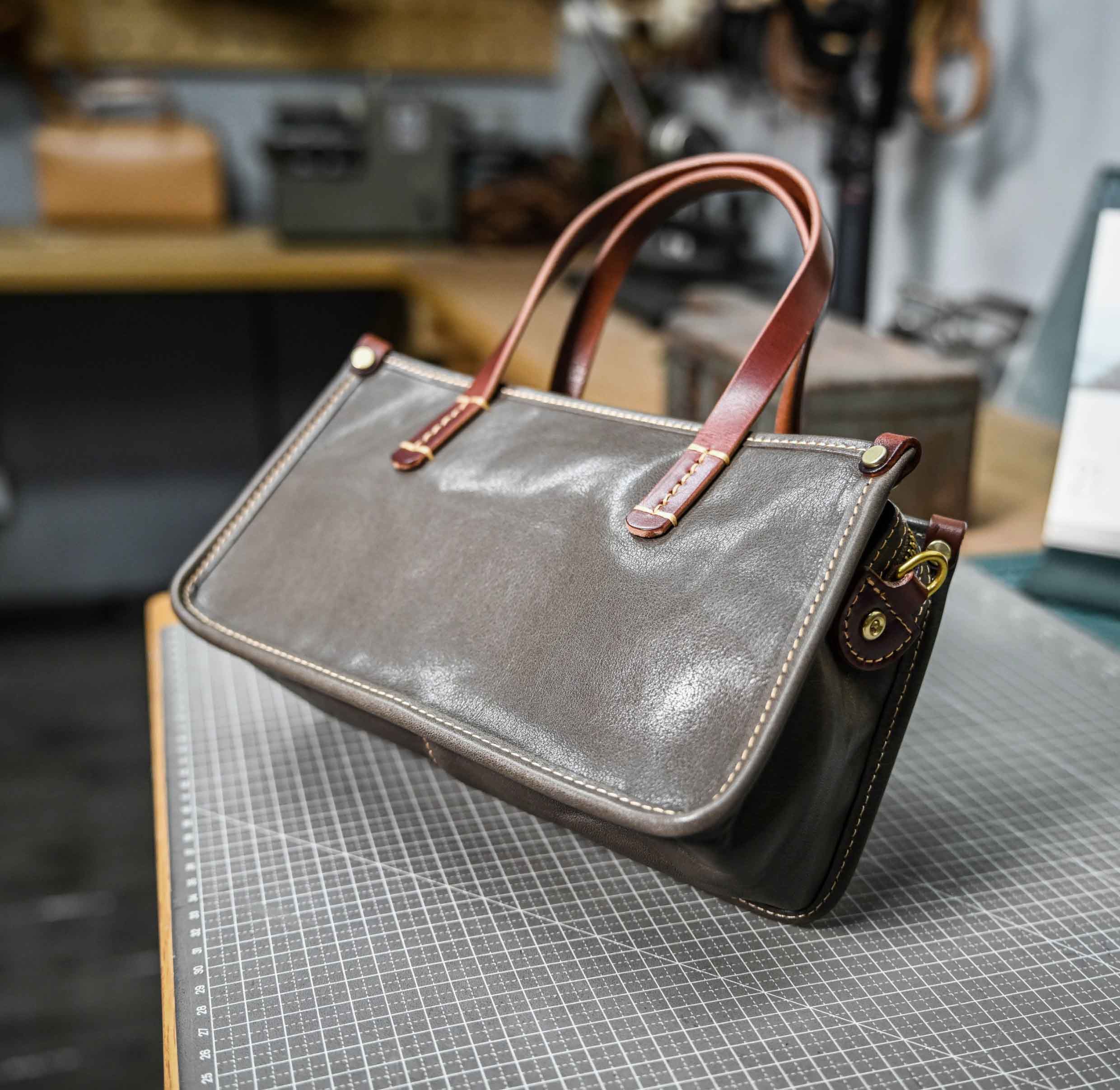 香港狄記皮具 狄記 原創真皮手工 ins郵差包 ins風格包包 頭層牛皮包包 皮革 原創手工真皮 皮件 DEEPKEE 復古包款 小眾軟皮手工包 真皮小方包 0727 號