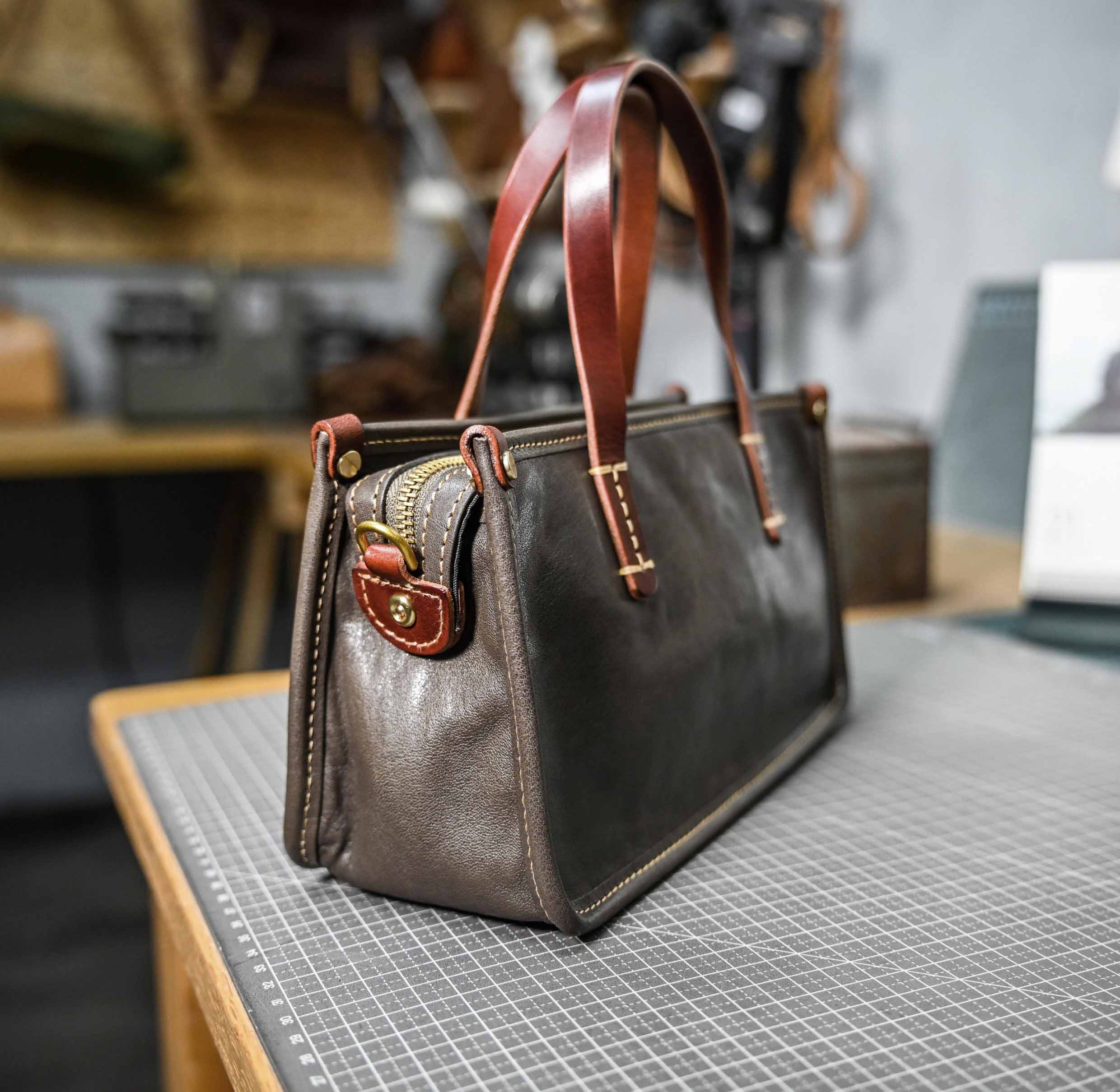 香港狄記皮具 狄記 原創真皮手工 ins郵差包 ins風格包包 頭層牛皮包包 皮革 原創手工真皮 皮件 DEEPKEE 復古包款 小眾軟皮手工包 真皮小方包 0727 號