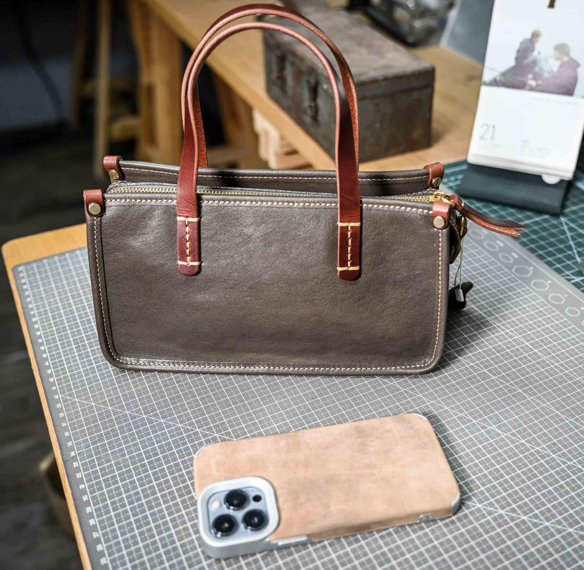 香港狄記皮具 狄記 原創真皮手工 ins郵差包 ins風格包包 頭層牛皮包包 皮革 原創手工真皮 皮件 DEEPKEE 復古包款 小眾軟皮手工包 真皮小方包 0727 號