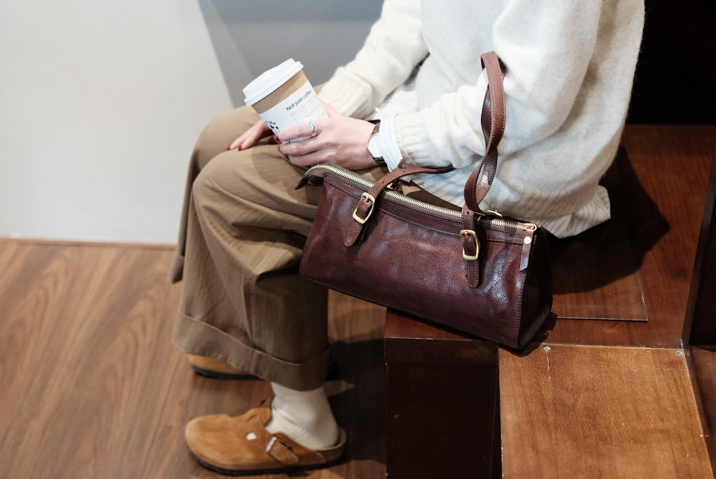 香港狄記皮具 狄記 原創真皮手工 ins郵差包 ins風格包包 頭層牛皮包包 皮革 原創手工真皮 皮件 DEEPKEE 復古真皮手工包