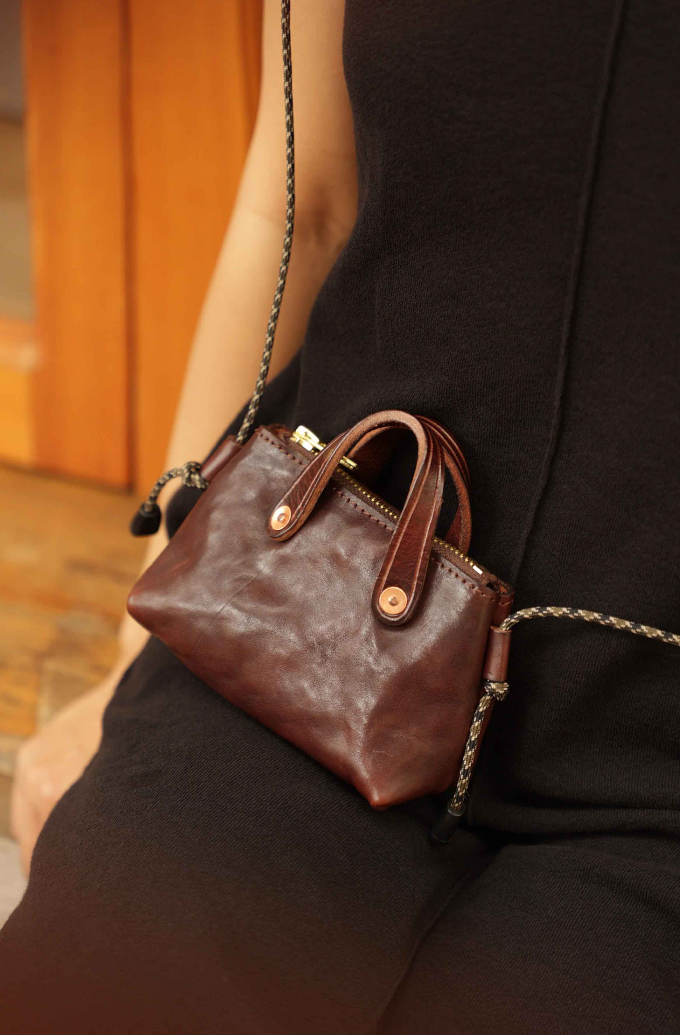 香港狄記皮具 狄記 原創真皮手工 ins郵差包 ins風格包包 頭層牛皮包包 皮革 原創手工真皮 皮件 DEEPKEE 復古真皮手工包