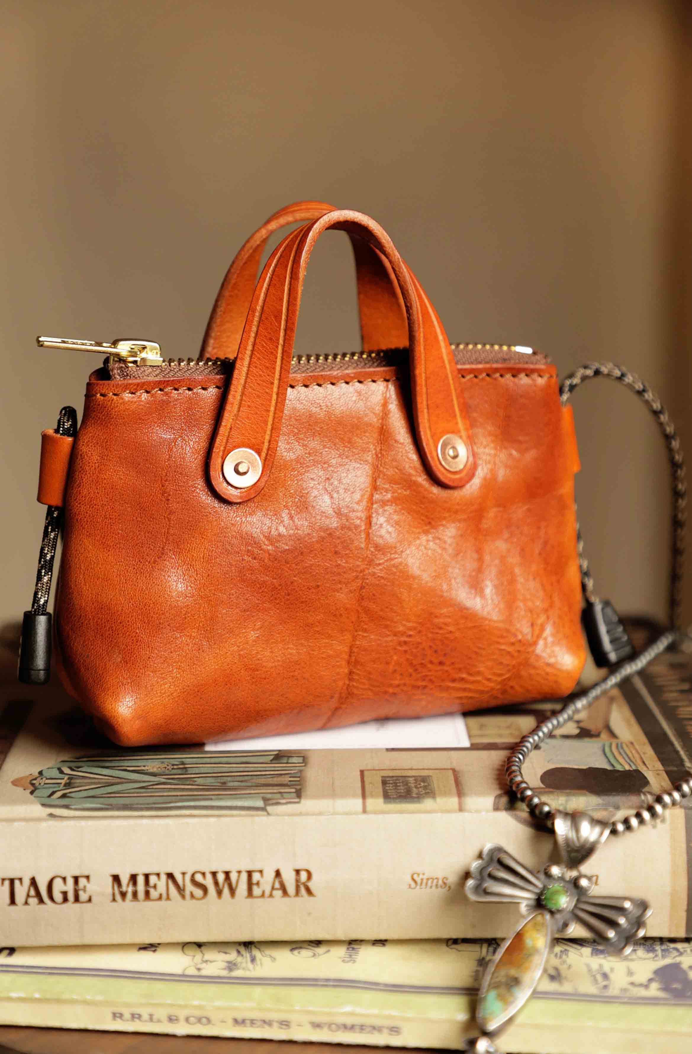 香港狄記皮具 狄記 原創真皮手工 ins郵差包 ins風格包包 頭層牛皮包包 皮革 原創手工真皮 皮件 DEEPKEE 復古真皮手工包