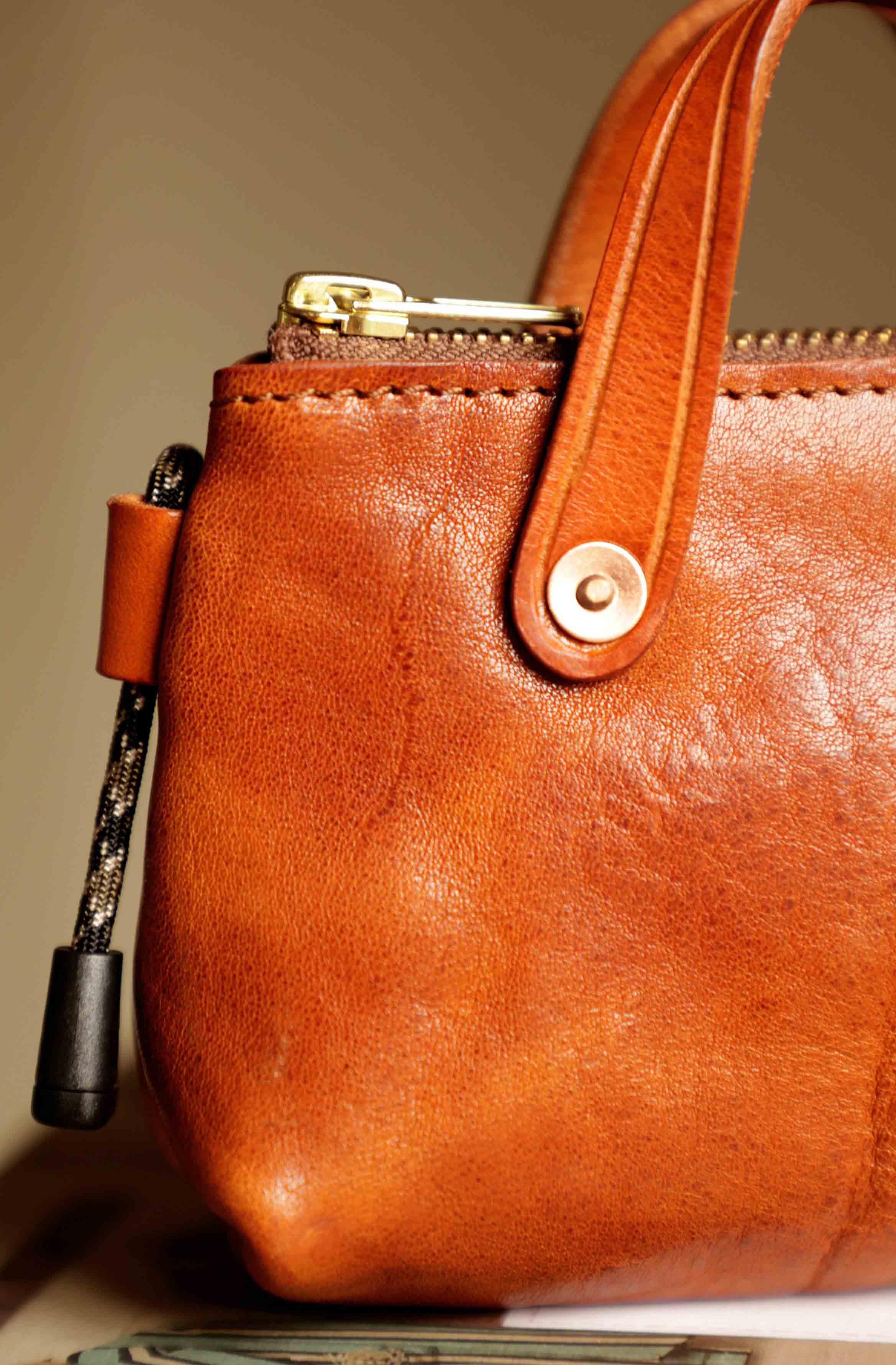 香港狄記皮具 狄記 原創真皮手工 ins郵差包 ins風格包包 頭層牛皮包包 皮革 原創手工真皮 皮件 DEEPKEE 復古真皮手工包