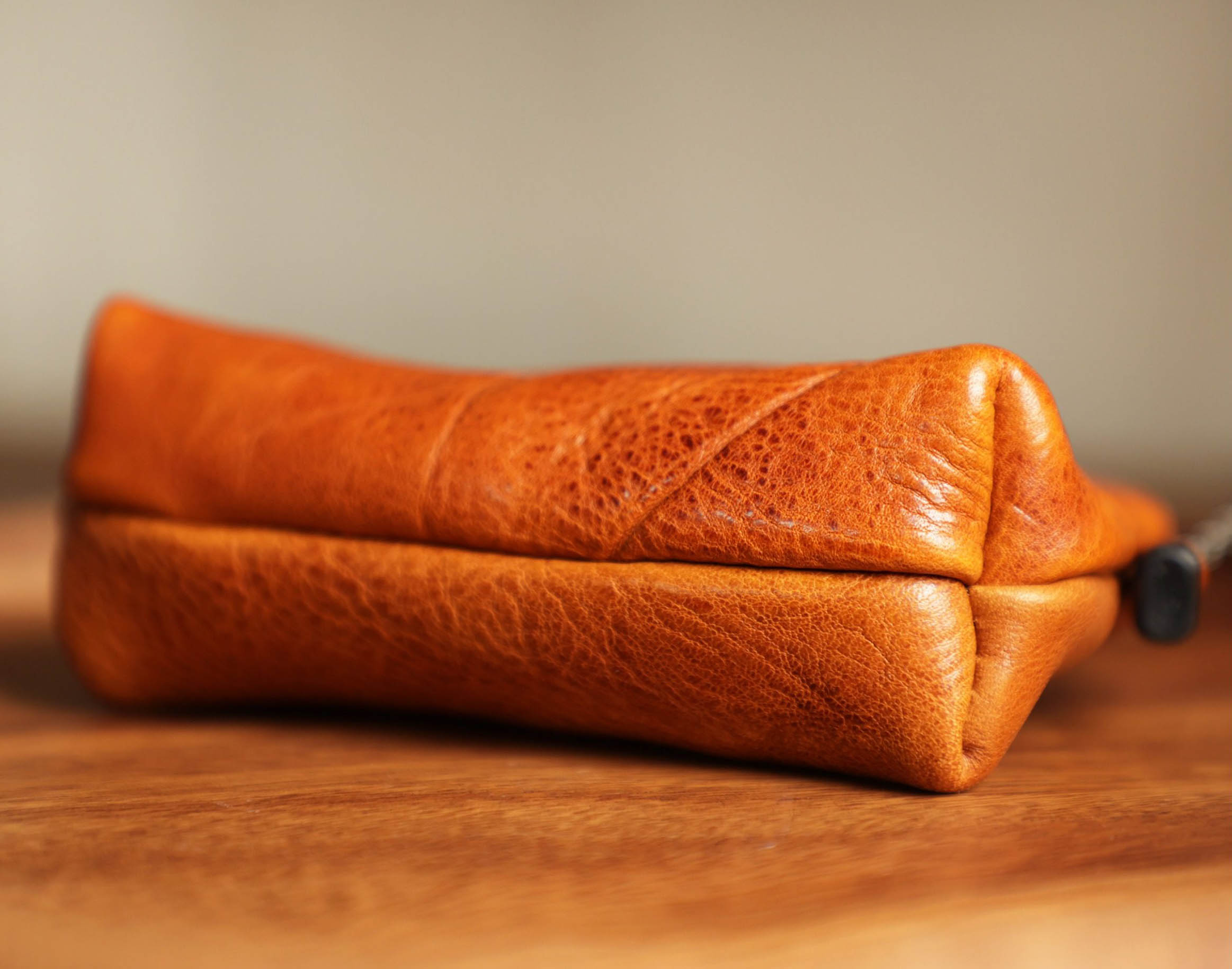 香港狄記皮具 狄記 原創真皮手工 ins郵差包 ins風格包包 頭層牛皮包包 皮革 原創手工真皮 皮件 DEEPKEE 復古真皮手工包