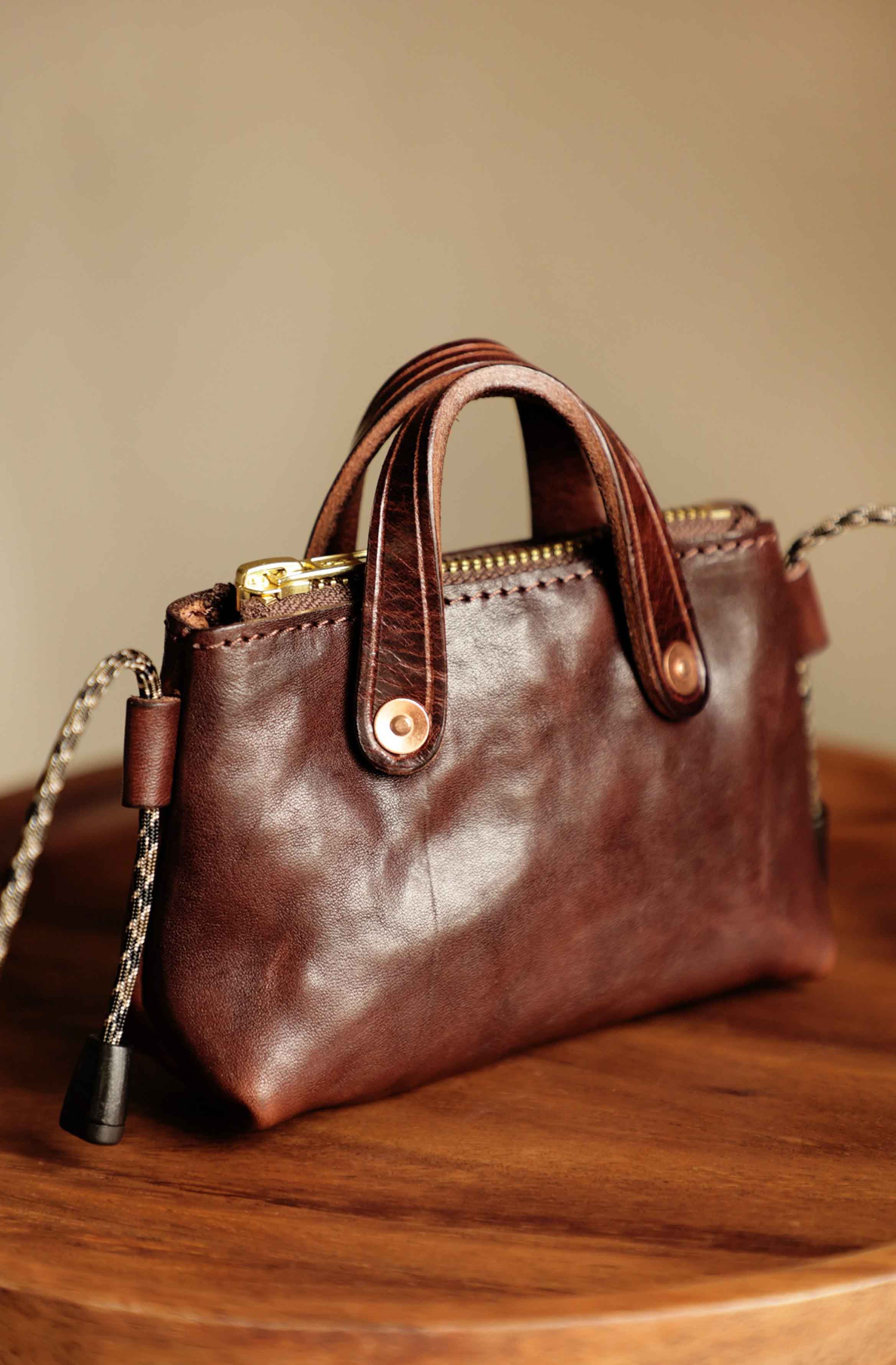 香港狄記皮具 狄記 原創真皮手工 ins郵差包 ins風格包包 頭層牛皮包包 皮革 原創手工真皮 皮件 DEEPKEE 復古真皮手工包