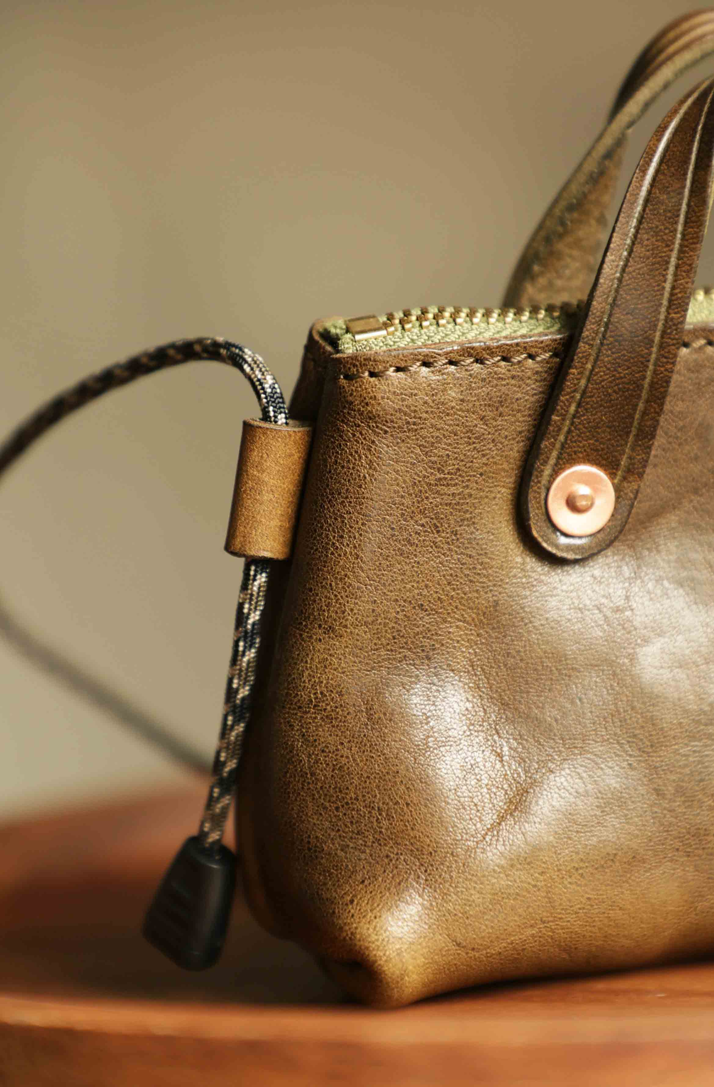 香港狄記皮具 狄記 原創真皮手工 ins郵差包 ins風格包包 頭層牛皮包包 皮革 原創手工真皮 皮件 DEEPKEE 復古真皮手工包