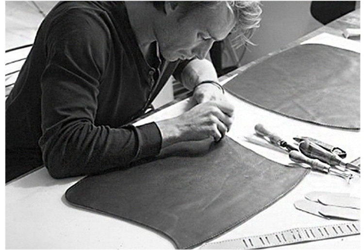 香港狄記皮具 狄記 原創真皮手工 ins郵差包 ins風格包包 頭層牛皮包包 皮革 原創手工真皮 皮件 頭層牛皮肩背圓筒包男包【LB1197】喜番屋