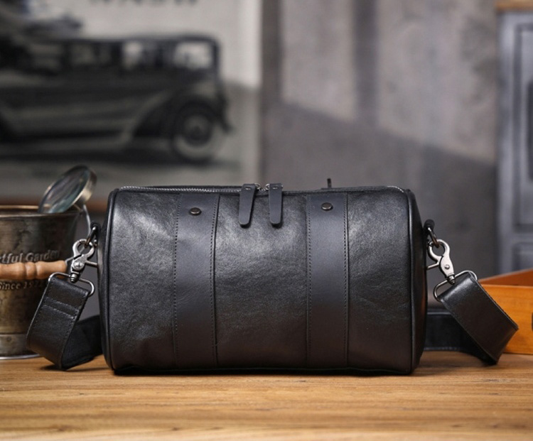香港狄記皮具 狄記 原創真皮手工 ins郵差包 ins風格包包 頭層牛皮包包 皮革 原創手工真皮 皮件 頭層牛皮肩背圓筒包男包【LB1197】喜番屋