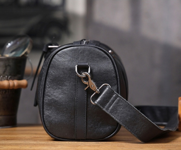 香港狄記皮具 狄記 原創真皮手工 ins郵差包 ins風格包包 頭層牛皮包包 皮革 原創手工真皮 皮件 頭層牛皮肩背圓筒包男包【LB1197】喜番屋