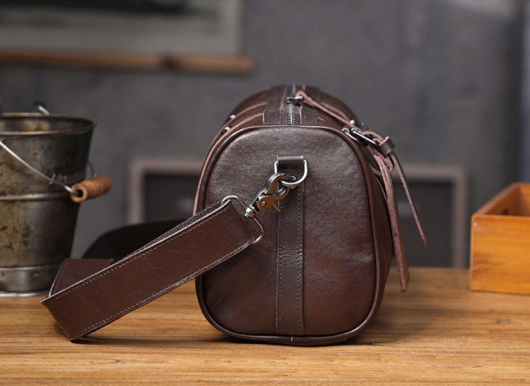 香港狄記皮具 狄記 原創真皮手工 ins郵差包 ins風格包包 頭層牛皮包包 皮革 原創手工真皮 皮件 頭層牛皮肩背圓筒包男包【LB1197】喜番屋