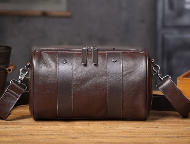 香港狄記皮具 狄記 原創真皮手工 ins郵差包 ins風格包包 頭層牛皮包包 皮革 原創手工真皮 皮件 頭層牛皮肩背圓筒包男包【LB1197】喜番屋