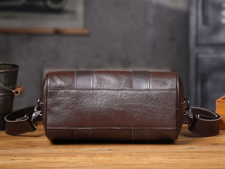 香港狄記皮具 狄記 原創真皮手工 ins郵差包 ins風格包包 頭層牛皮包包 皮革 原創手工真皮 皮件 頭層牛皮肩背圓筒包男包【LB1197】喜番屋