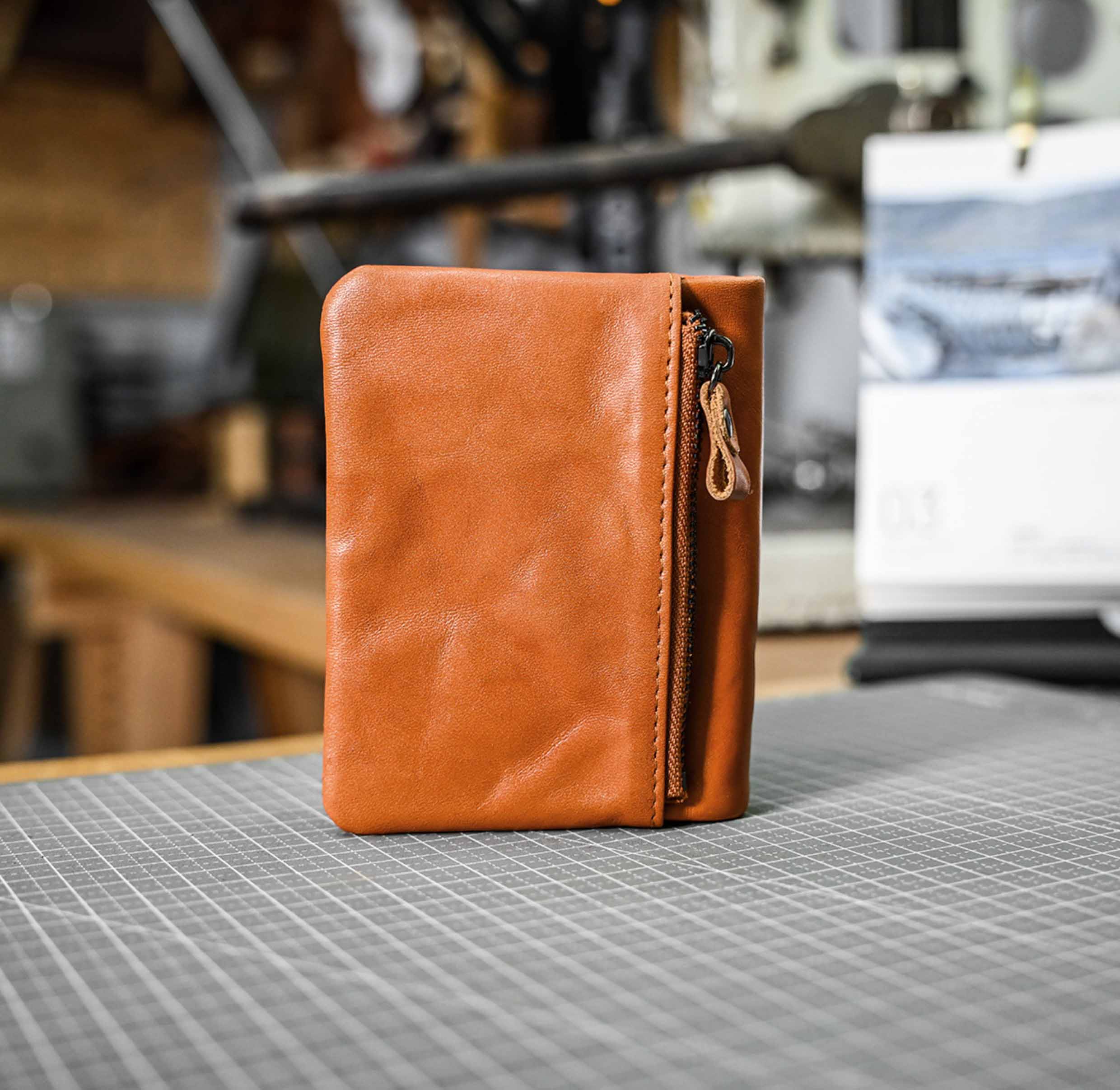 香港狄記皮具 狄記 原創真皮手工 ins郵差包 ins風格包包 頭層牛皮包包 皮革 原創手工真皮 皮件 DEEPKEE 復古包款 小眾軟皮手工包 真皮小方包 6325A 號