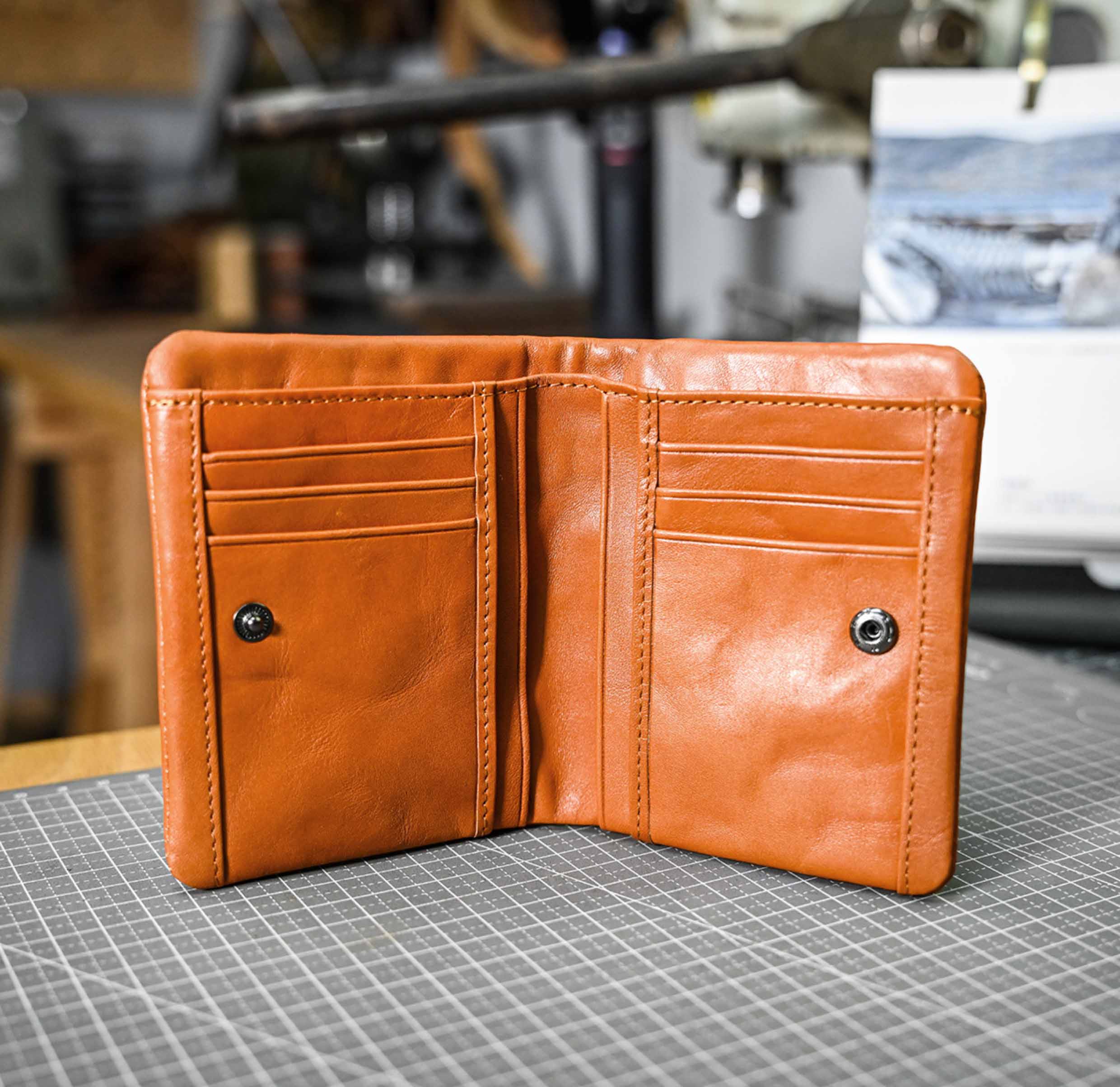 香港狄記皮具 狄記 原創真皮手工 ins郵差包 ins風格包包 頭層牛皮包包 皮革 原創手工真皮 皮件 DEEPKEE 復古包款 小眾軟皮手工包 真皮小方包 6325A 號