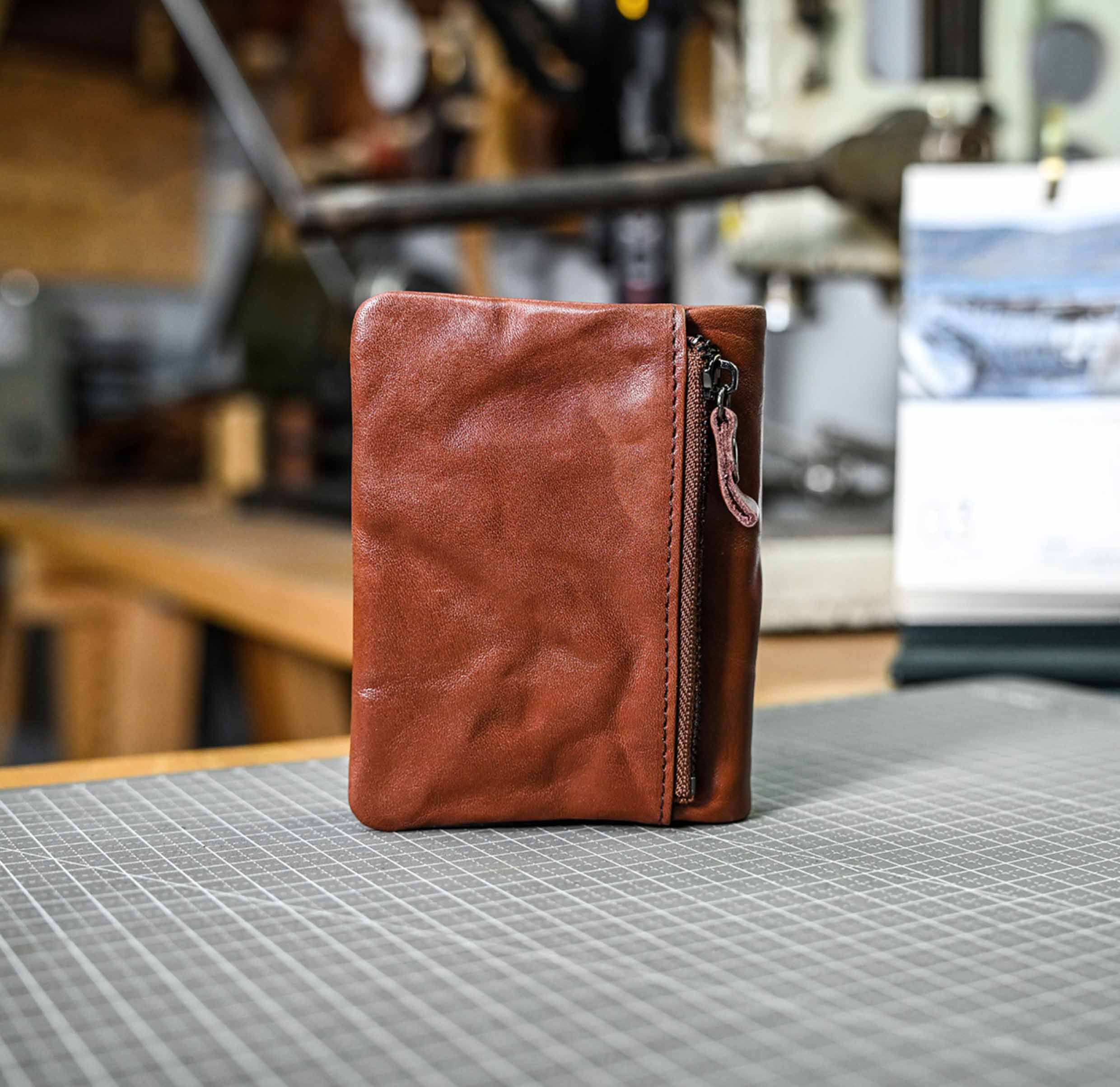 香港狄記皮具 狄記 原創真皮手工 ins郵差包 ins風格包包 頭層牛皮包包 皮革 原創手工真皮 皮件 DEEPKEE 復古包款 小眾軟皮手工包 真皮小方包 6325A 號