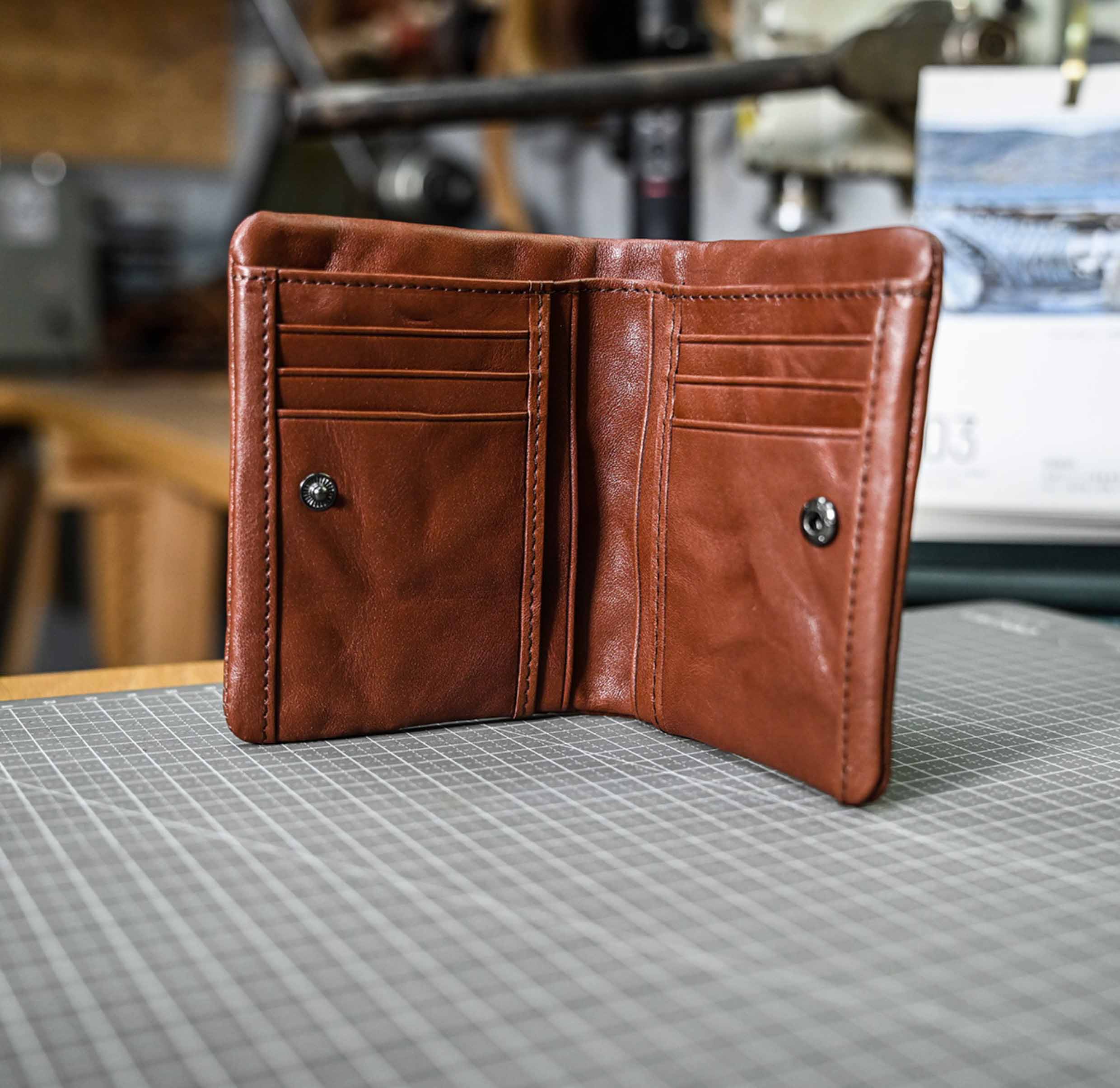 香港狄記皮具 狄記 原創真皮手工 ins郵差包 ins風格包包 頭層牛皮包包 皮革 原創手工真皮 皮件 DEEPKEE 復古包款 小眾軟皮手工包 真皮小方包 6325A 號