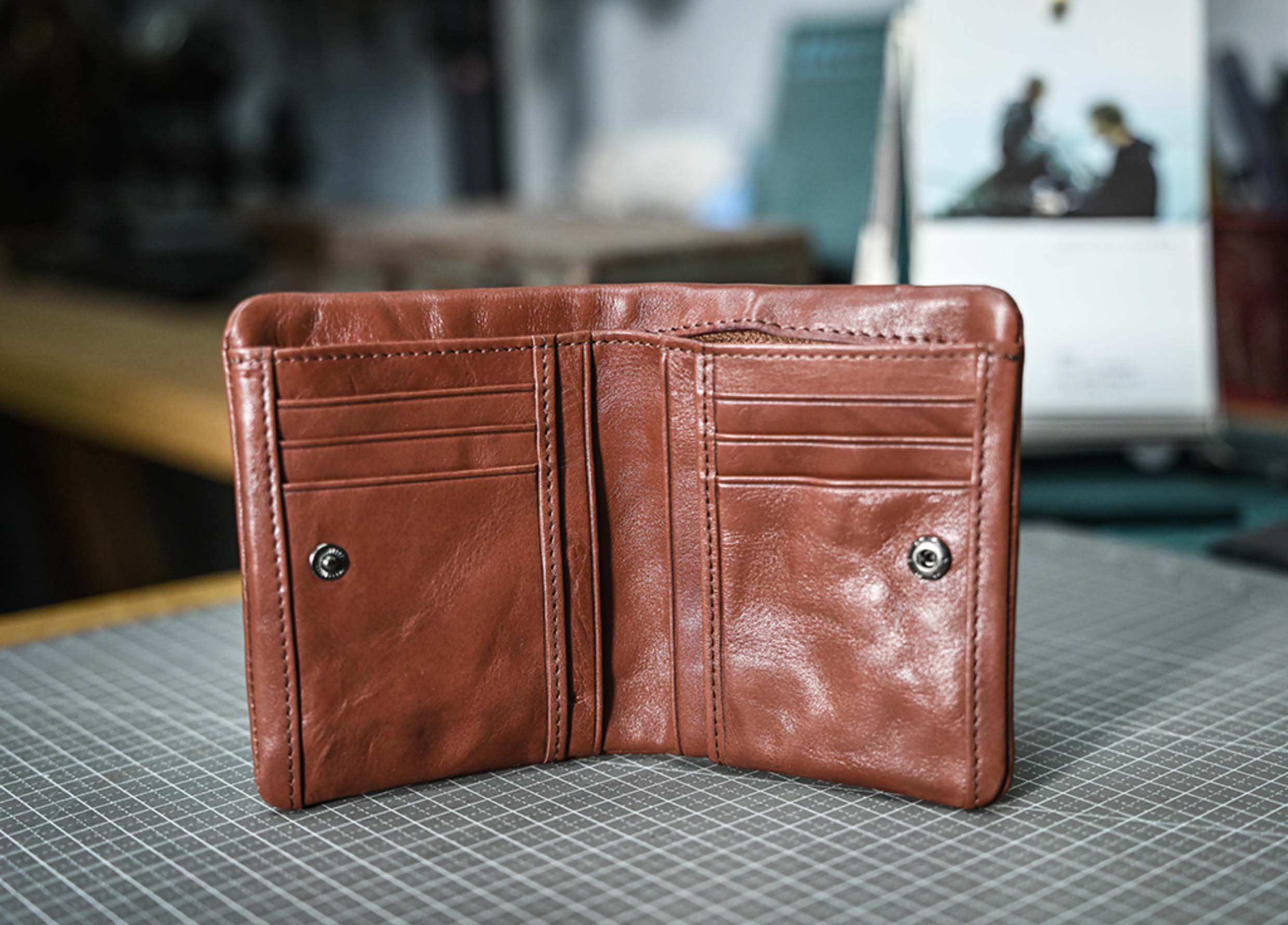 香港狄記皮具 狄記 原創真皮手工 ins郵差包 ins風格包包 頭層牛皮包包 皮革 原創手工真皮 皮件 DEEPKEE 復古包款 小眾軟皮手工包 真皮小方包 6325A 號