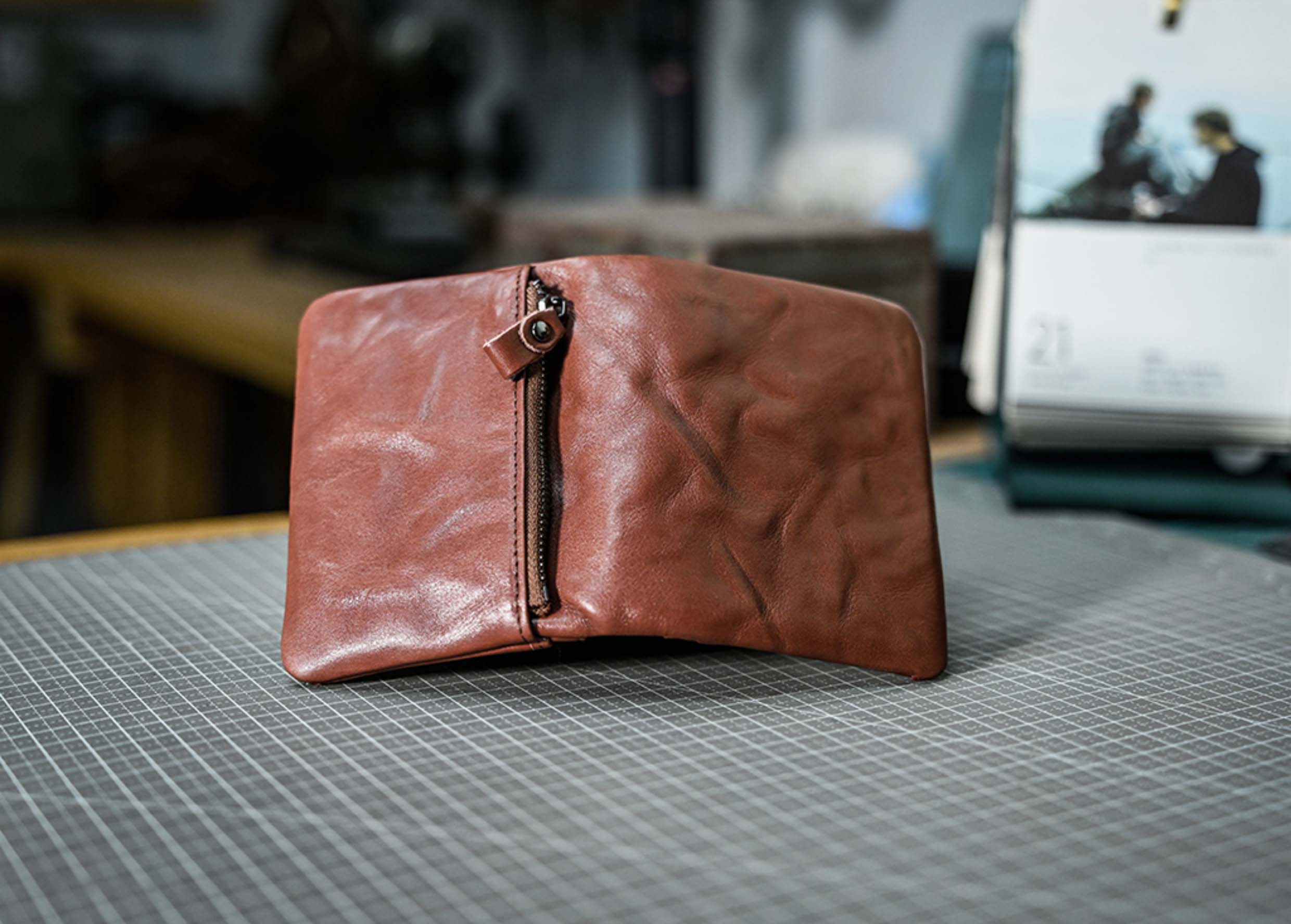 香港狄記皮具 狄記 原創真皮手工 ins郵差包 ins風格包包 頭層牛皮包包 皮革 原創手工真皮 皮件 DEEPKEE 復古包款 小眾軟皮手工包 真皮小方包 6325A 號