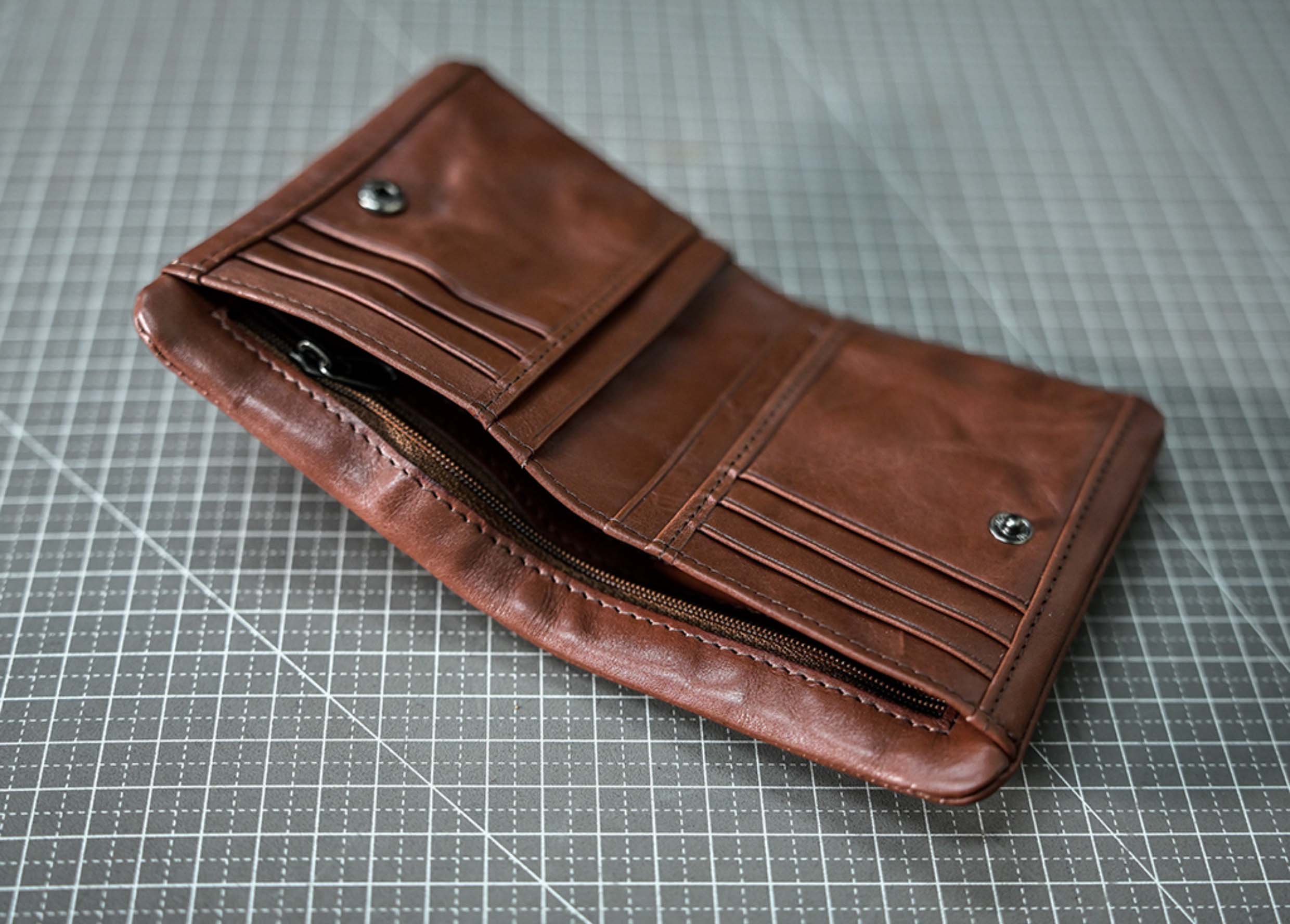 香港狄記皮具 狄記 原創真皮手工 ins郵差包 ins風格包包 頭層牛皮包包 皮革 原創手工真皮 皮件 DEEPKEE 復古包款 小眾軟皮手工包 真皮小方包 6325A 號