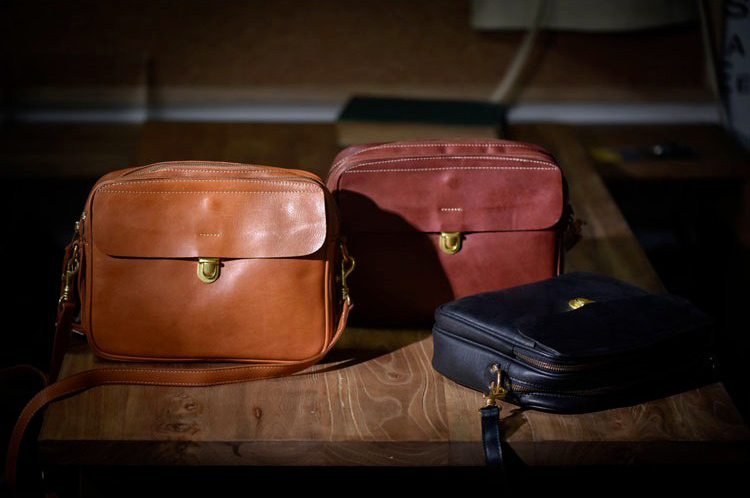 香港狄記皮具 狄記 原創真皮手工 ins郵差包 ins風格包包 頭層牛皮包包 皮革 原創手工真皮 皮件 DEEPKEE 復古真皮手工包