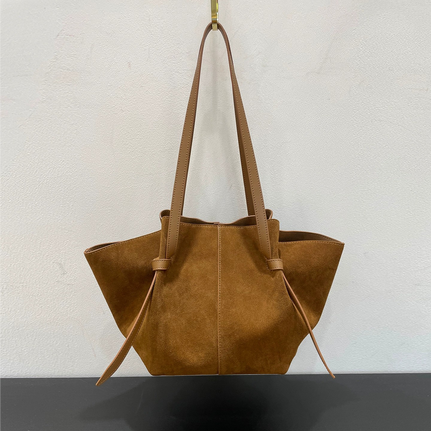 DEEPKEE 光沢のあるマットな牛革を使用した高品質 翅膀包 9822號