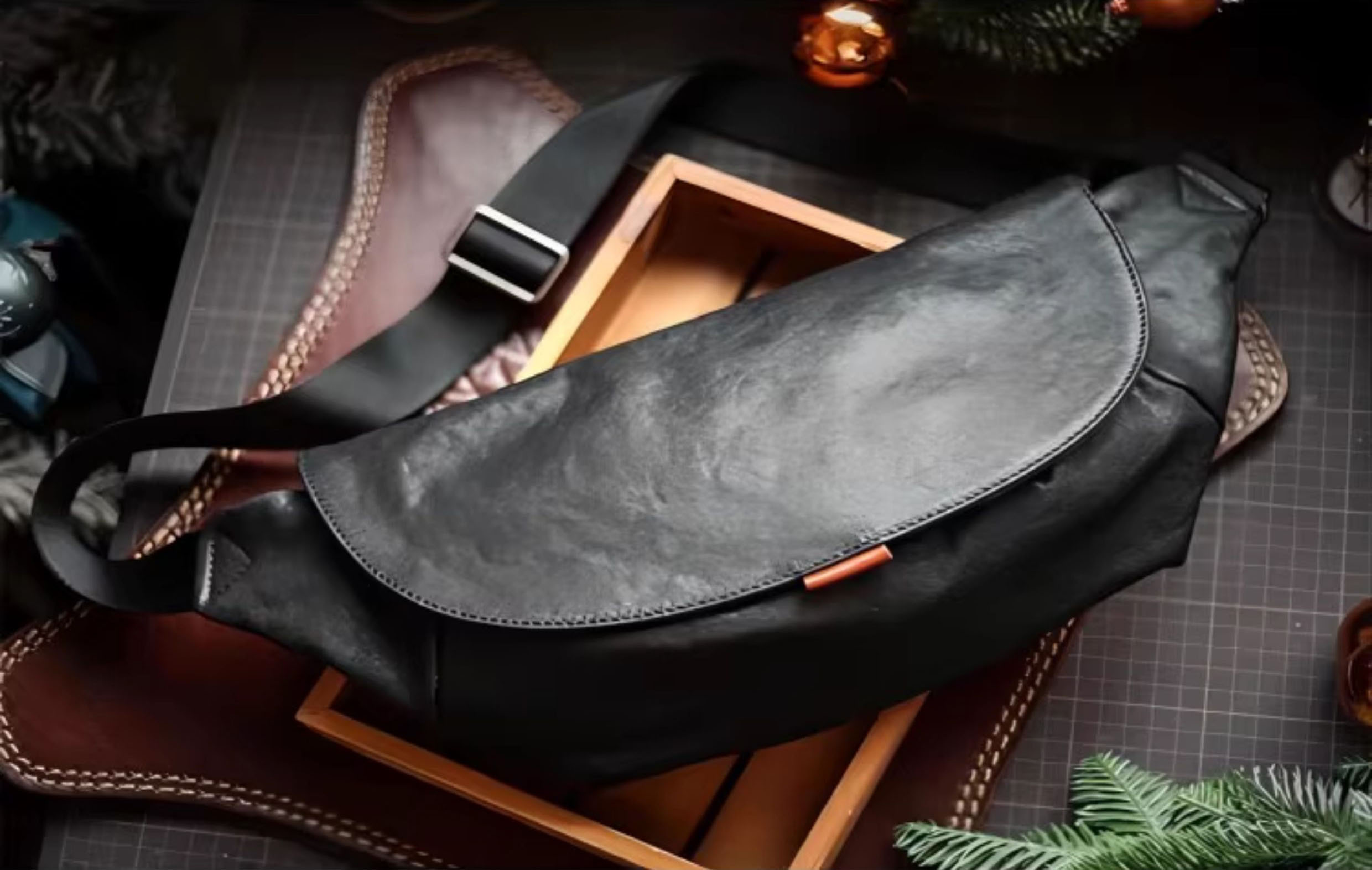 香港狄記皮具 狄記 原創真皮手工 ins郵差包 ins風格包包 頭層牛皮包包 皮革 原創手工真皮 皮件 DEEPKEE 復古真皮手工包