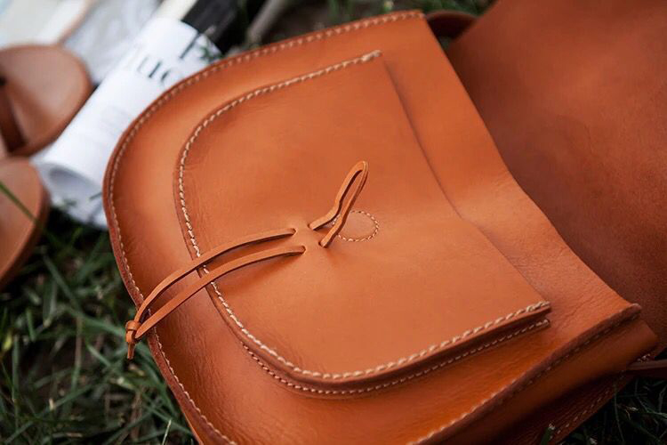 香港狄記皮具 狄記 原創真皮手工 ins郵差包 ins風格包包 頭層牛皮包包 皮革 原創手工真皮 皮件 DEEPKEE 復古真皮手工包