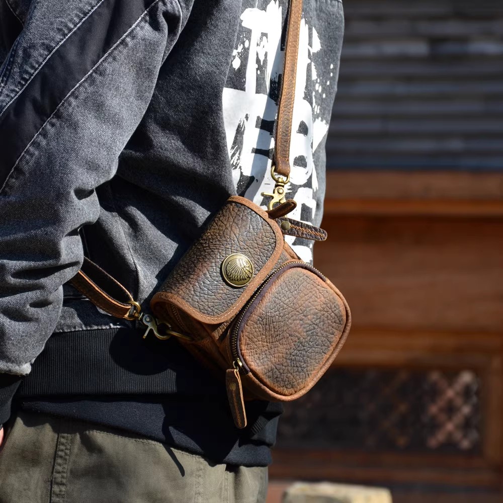 香港狄記皮具 狄記 原創真皮手工 ins郵差包 ins風格包包 頭層牛皮包包 皮革 原創手工真皮 皮件 香港狄記手工製作 - 原創機能斜背小包396號