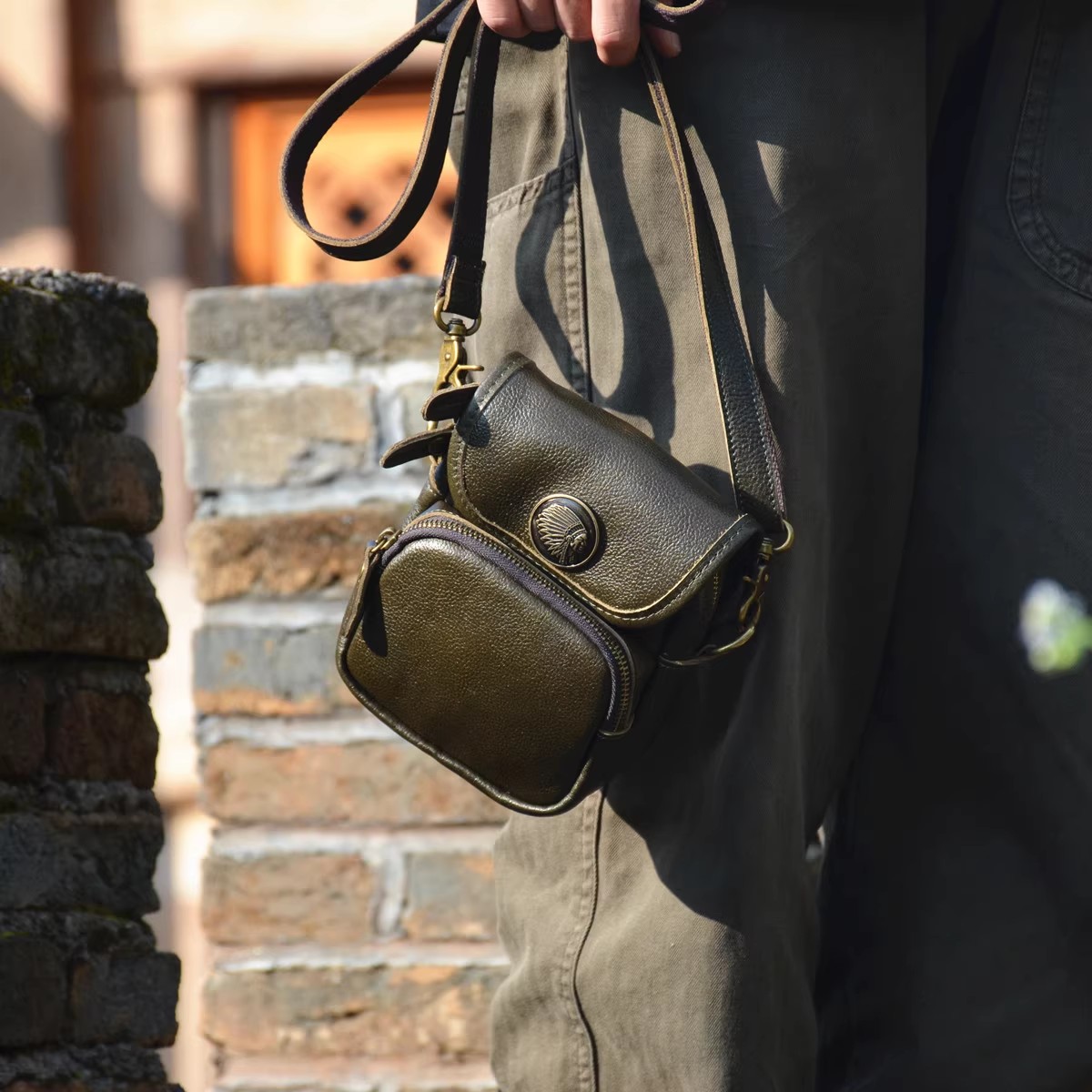 香港狄記皮具 狄記 原創真皮手工 ins郵差包 ins風格包包 頭層牛皮包包 皮革 原創手工真皮 皮件 香港狄記手工製作 - 原創機能斜背小包396號