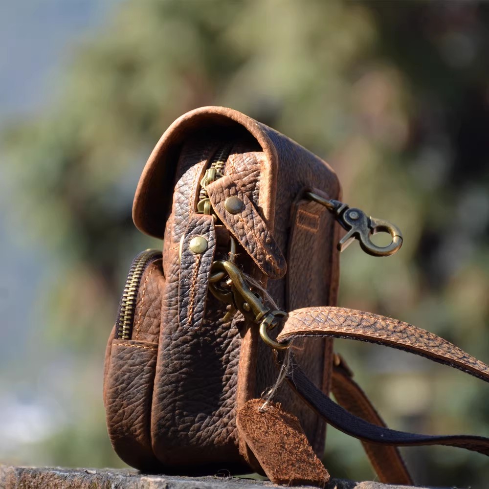 香港狄記皮具 狄記 原創真皮手工 ins郵差包 ins風格包包 頭層牛皮包包 皮革 原創手工真皮 皮件 香港狄記手工製作 - 原創機能斜背小包396號