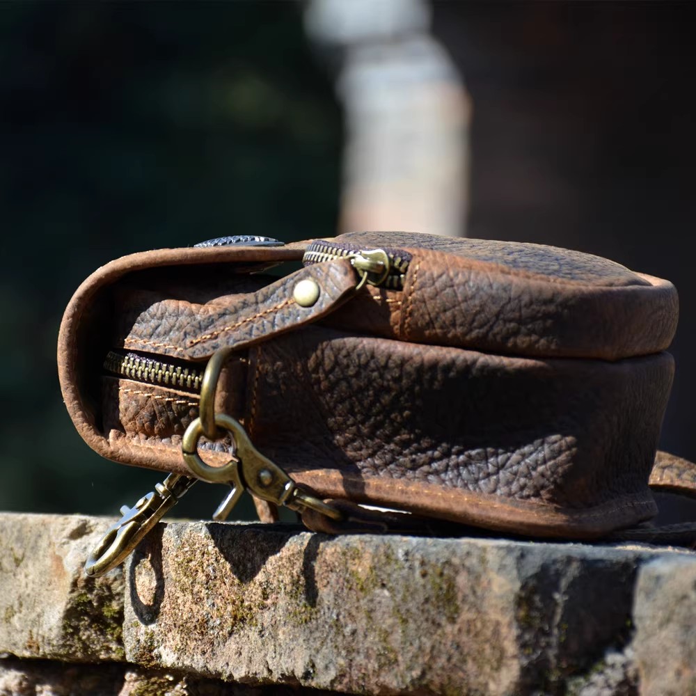 香港狄記皮具 狄記 原創真皮手工 ins郵差包 ins風格包包 頭層牛皮包包 皮革 原創手工真皮 皮件 香港狄記手工製作 - 原創機能斜背小包396號