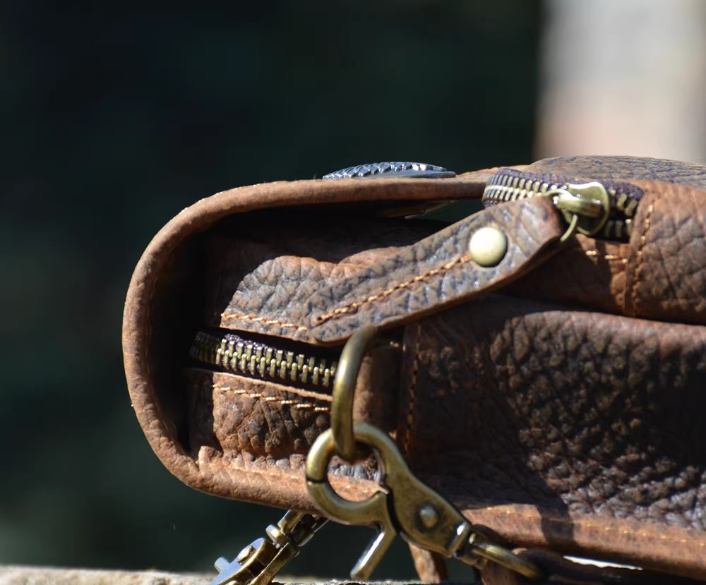 香港狄記皮具 狄記 原創真皮手工 ins郵差包 ins風格包包 頭層牛皮包包 皮革 原創手工真皮 皮件 香港狄記手工製作 - 原創機能斜背小包396號