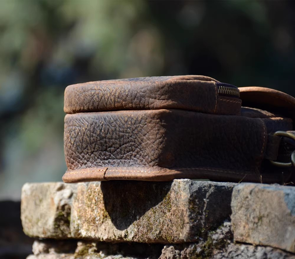 香港狄記皮具 狄記 原創真皮手工 ins郵差包 ins風格包包 頭層牛皮包包 皮革 原創手工真皮 皮件 香港狄記手工製作 - 原創機能斜背小包396號