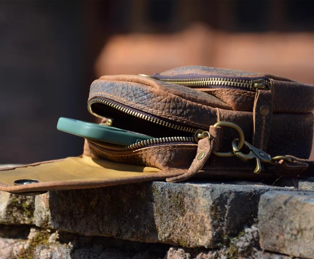 香港狄記皮具 狄記 原創真皮手工 ins郵差包 ins風格包包 頭層牛皮包包 皮革 原創手工真皮 皮件 香港狄記手工製作 - 原創機能斜背小包396號