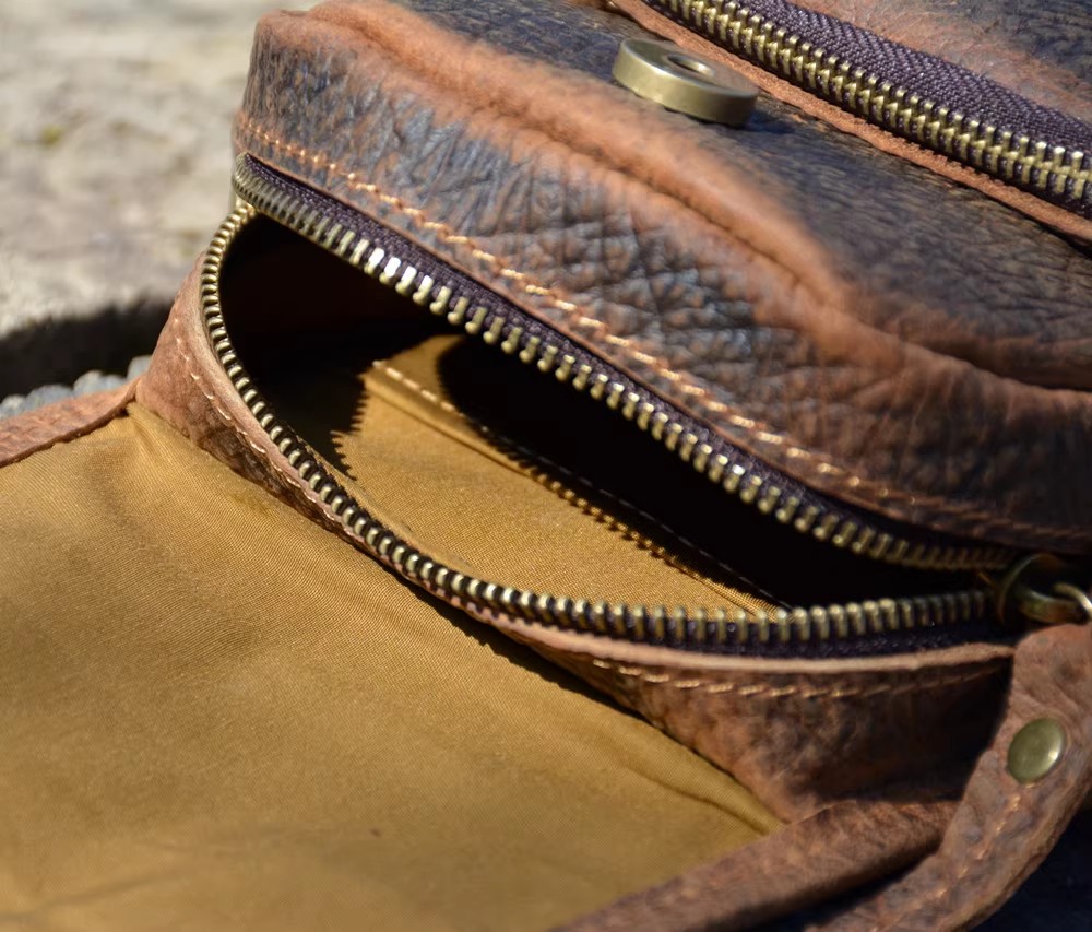 香港狄記皮具 狄記 原創真皮手工 ins郵差包 ins風格包包 頭層牛皮包包 皮革 原創手工真皮 皮件 香港狄記手工製作 - 原創機能斜背小包396號