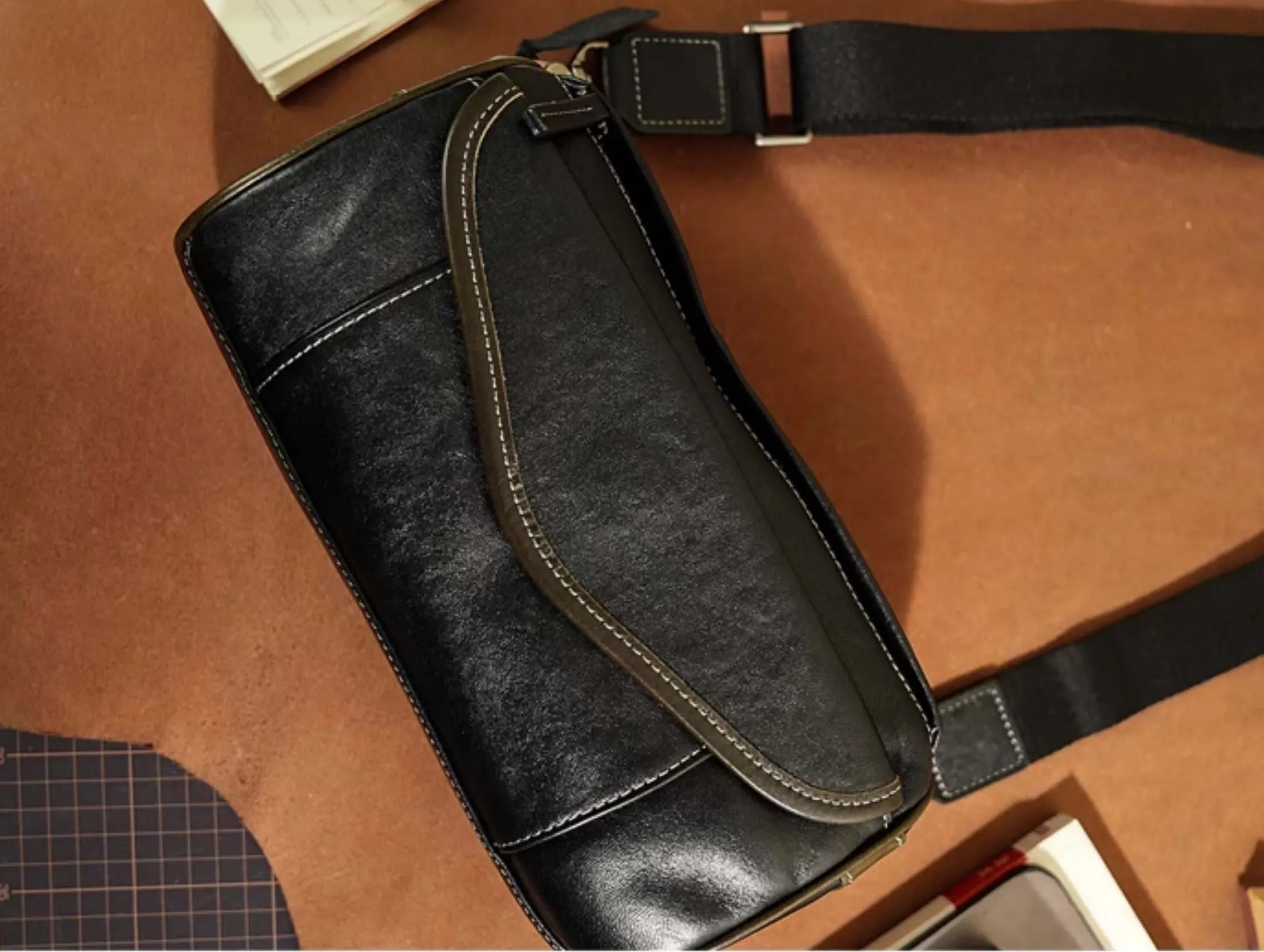 香港狄記皮具 狄記 原創真皮手工 ins郵差包 ins風格包包 頭層牛皮包包 皮革 原創手工真皮 皮件 DEEPKEE 復古真皮手工包