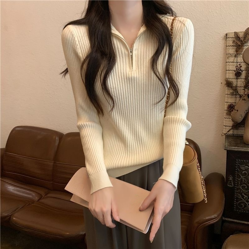 ✨ ดีไซน์ปกเสื้อแบบซิปครึ่งตัว ช่วยให้เปลี่ยนสไตล์ได้ง่าย ผสมผสานลุคแคชชวลและลุคหรูหรา!