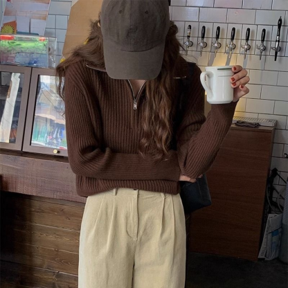 ✨ ดีไซน์ปกเสื้อแบบซิปครึ่งตัว ช่วยให้เปลี่ยนสไตล์ได้ง่าย ผสมผสานลุคแคชชวลและลุคหรูหรา!