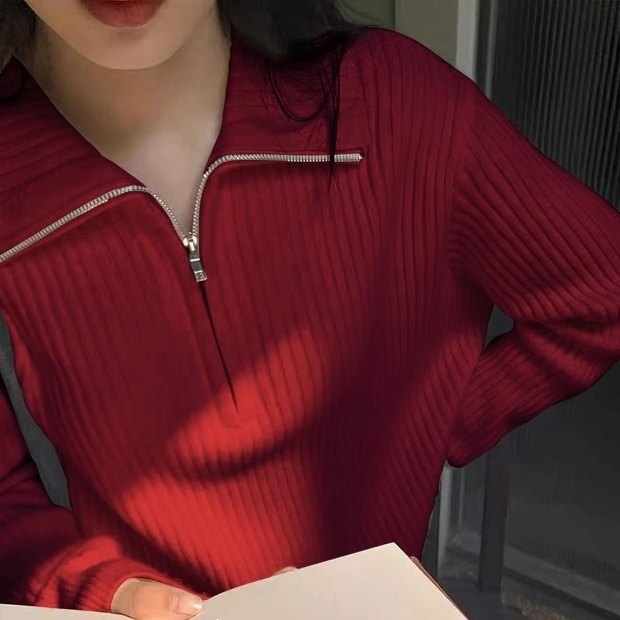 ✨ ดีไซน์ปกเสื้อแบบซิปครึ่งตัว ช่วยให้เปลี่ยนสไตล์ได้ง่าย ผสมผสานลุคแคชชวลและลุคหรูหรา!