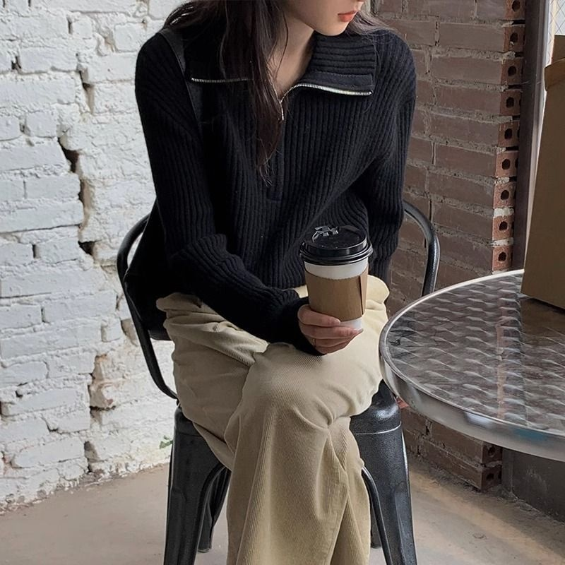 ✨ ดีไซน์ปกเสื้อแบบซิปครึ่งตัว ช่วยให้เปลี่ยนสไตล์ได้ง่าย ผสมผสานลุคแคชชวลและลุคหรูหรา!