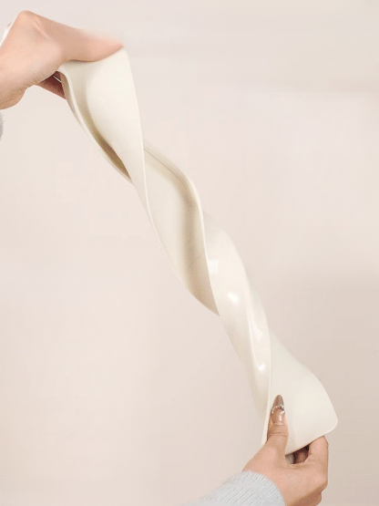 Integrated suction cup sink water retaining plate