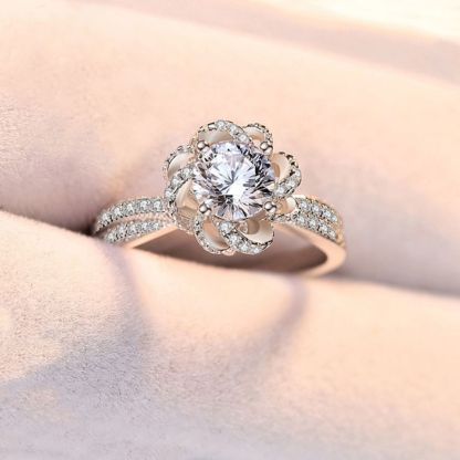 💍With the brilliance of diamonds but at only 1% of the cost, and Moissanite are the savvy choice. 
