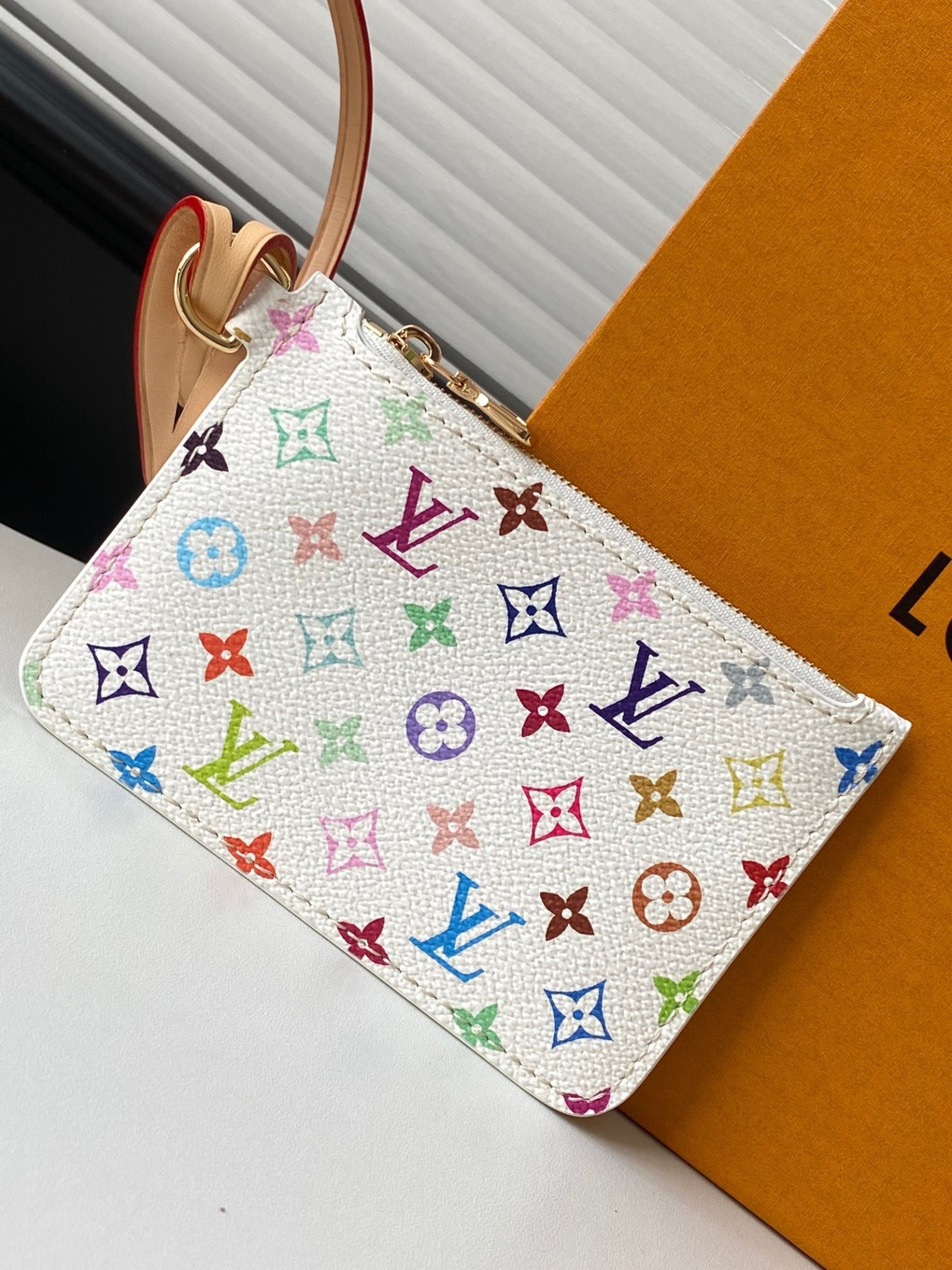 「All In BB バッグは、繊細なディテールを通して、ルイ・ヴィトン × 村上隆 リエディション コレクションの遊び心あふれるスタイルを表現します