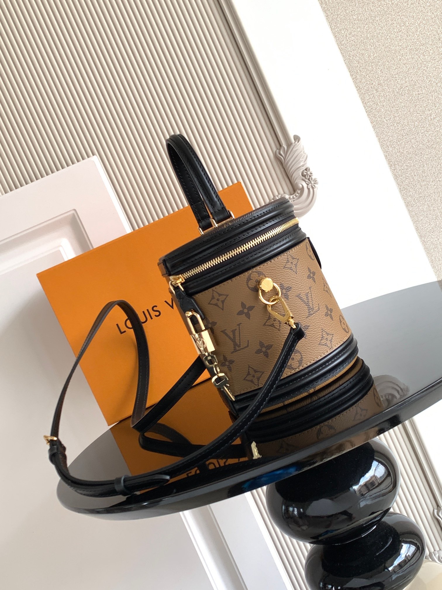 セミリジッド ハンドバッグ