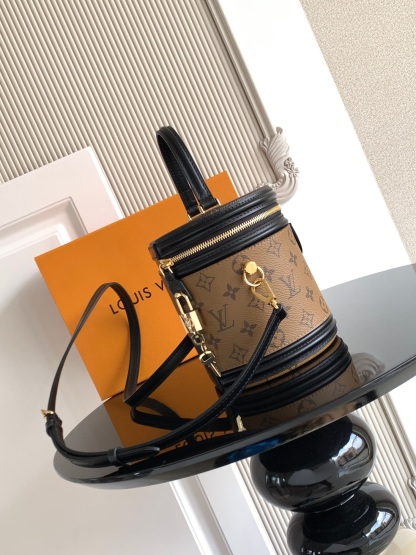 セミリジッド ハンドバッグ