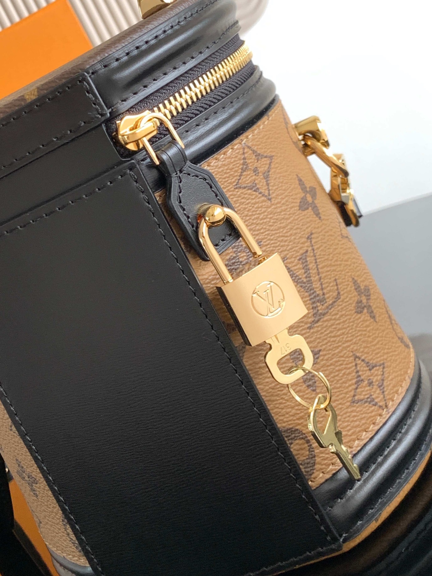 セミリジッド ハンドバッグ